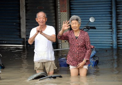 林邊居民感謝救難人員.jpg