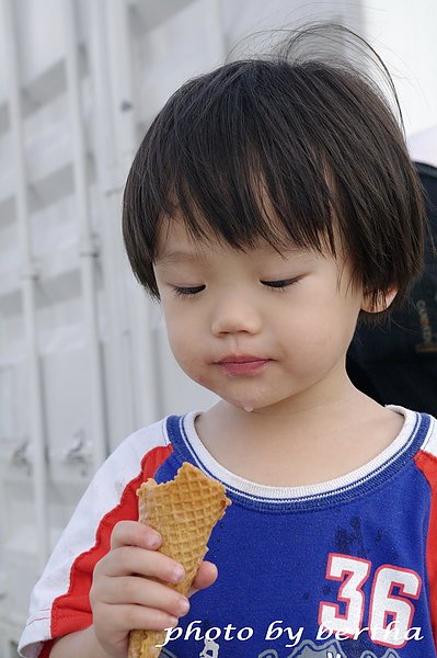 Eason 看著冰淇淋.jpg
