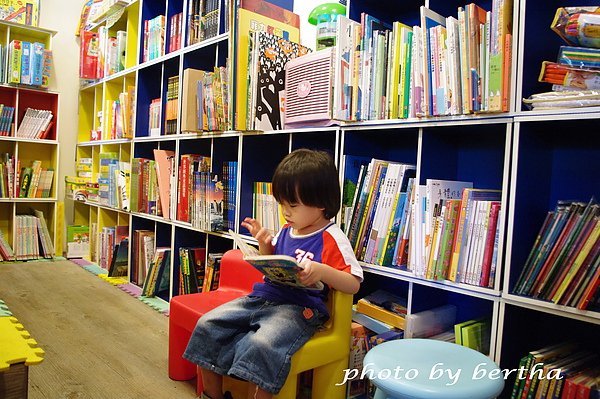 Eason 看書中.jpg