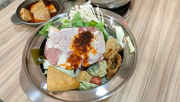 大學商圈百元平價美食~逸小鍋 鍋の物/自助吧吃到飽(附餐麵食