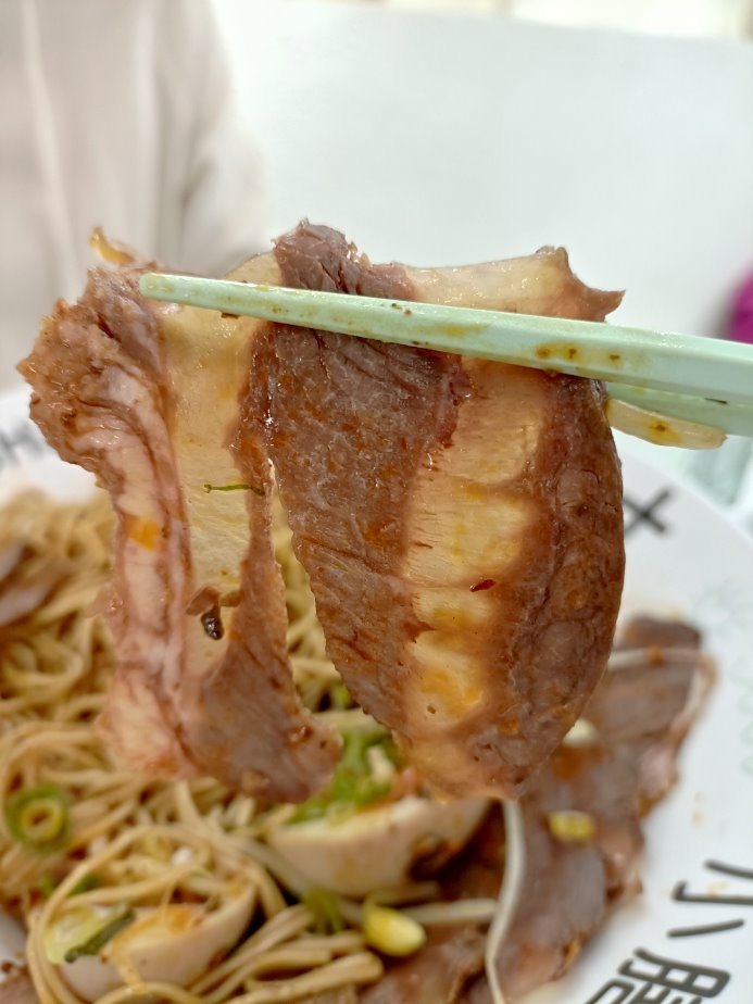 台北國父紀念館美食|小膳小麵-網紅文青麵食館!首推蟹黃麵，吃