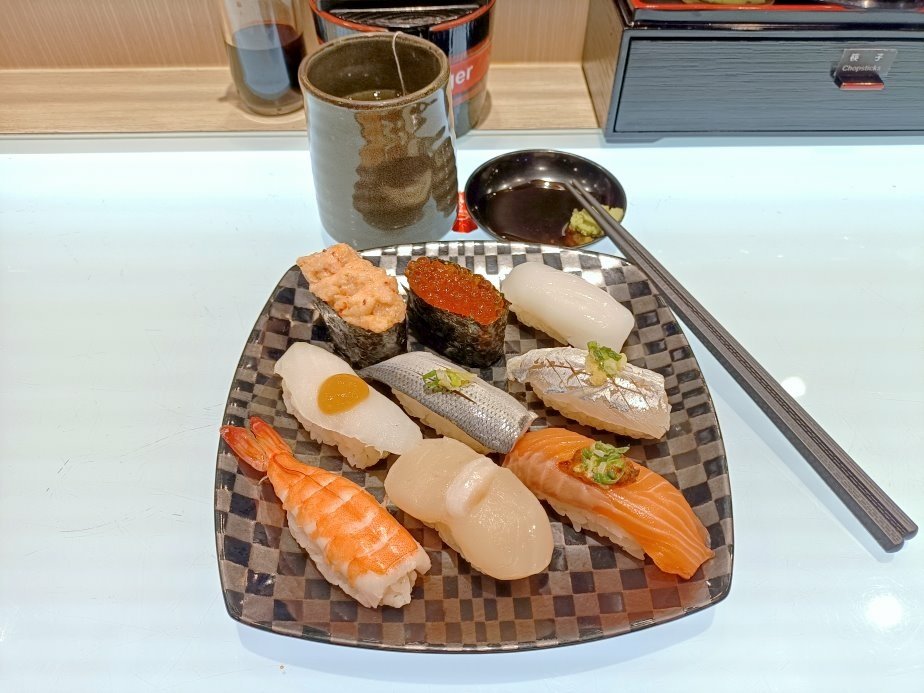 板橋美食|海壽司-板橋大遠百店。食材新鮮、空間迷你、價格略高