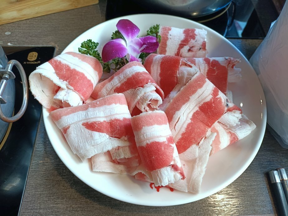 台北松山區美食|紅九九個人麻辣鴛鴦鍋。麻辣鍋底鴨血、豆腐都可