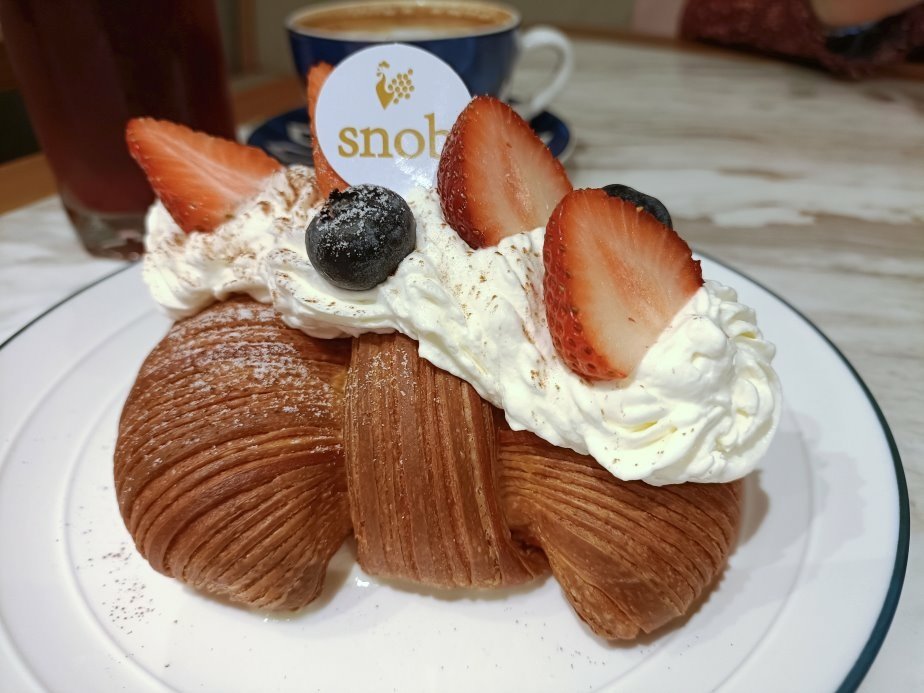 台北信義區甜點|Snob Cafe~超可愛的蝴蝶鮮奶油可頌、