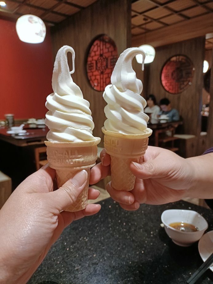 板橋美食|東華川府重慶老火鍋 - 板橋店。特製湯頭越滾越香、