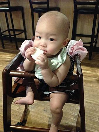 第一次在外坐high chair