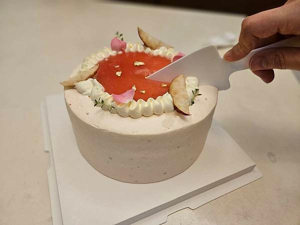【三重甜點推薦】4K 手作烘焙 二訪：玫瑰水蜜桃奶霜蛋糕好吃