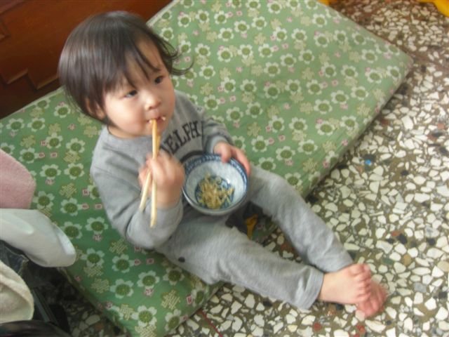 1Y3M 湯匙都還沒拿穩就在拿筷子