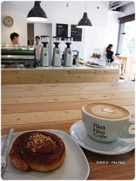 Fika Fika-肉桂捲+卡布奇諾.JPG