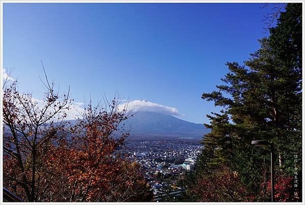 新倉山淺間公園-27-階梯富士山.JPG