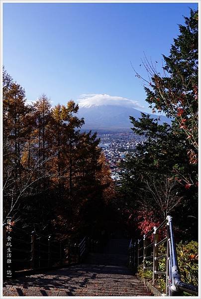 新倉山淺間公園-26-階梯富士山.JPG