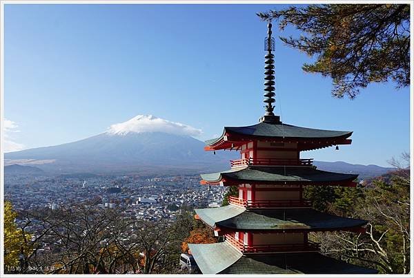 新倉山淺間公園-39-忠靈塔富士山.JPG