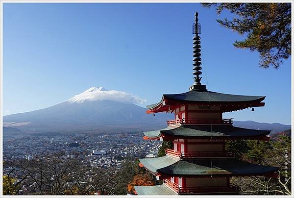 新倉山淺間公園-44-忠靈塔富士山.JPG