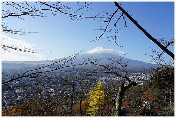 新倉山淺間公園-47-忠靈塔富士山.JPG