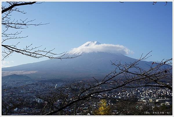 新倉山淺間公園-53-忠靈塔富士山.JPG