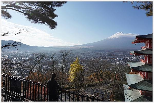 新倉山淺間公園-61-忠靈塔富士山.JPG