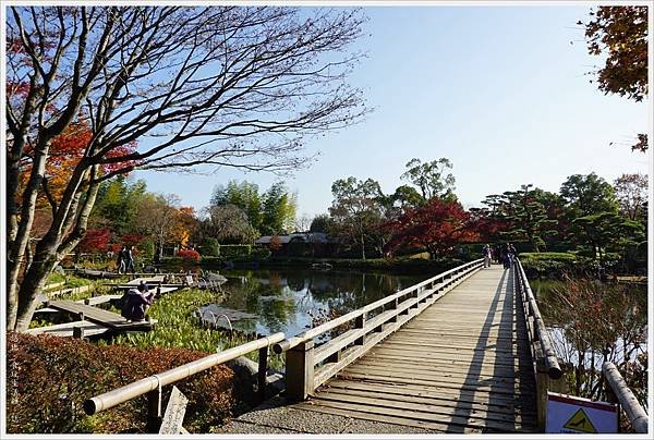 昭和紀念公園-56-日本庭園-木橋.JPG