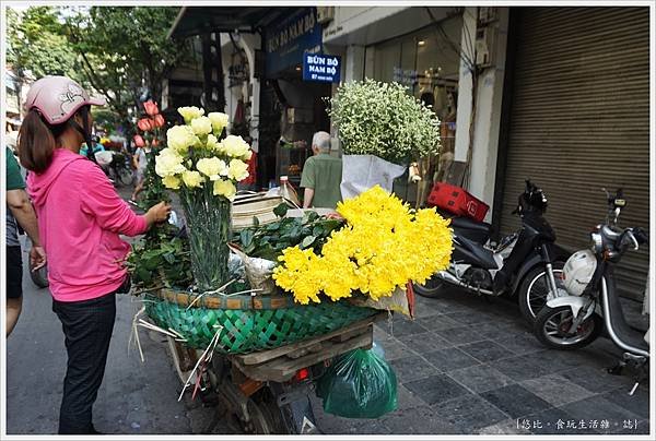 河內-6-街頭賣花.JPG