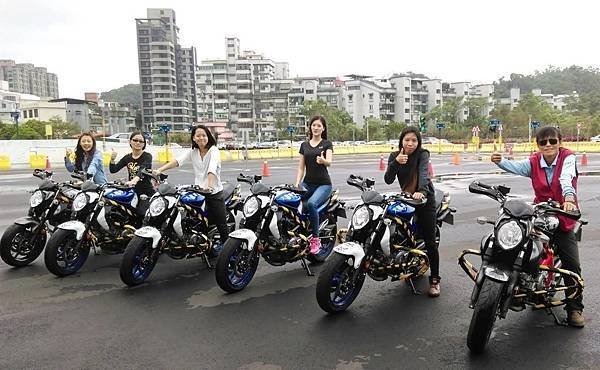 南港汐止大龍港重機駕訓班場地 女生考重機