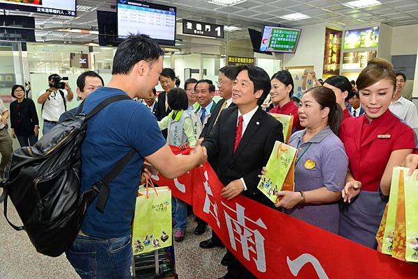 賴市長親自歡迎從大阪直航來台南的日本遊客