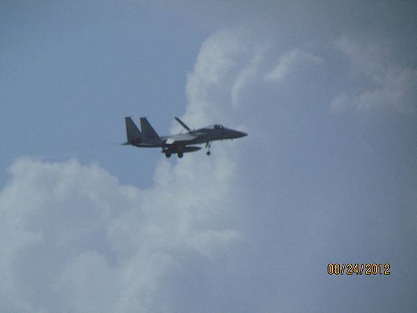 那霸機場的航空自衛隊 F-15 降落中