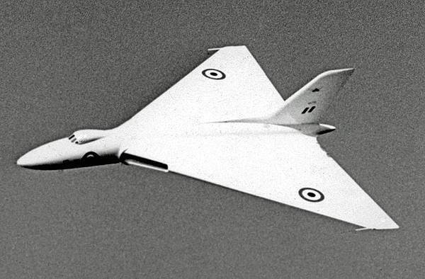 800px-Avro_Vulcan_VX770_A_V_Roe_Farnborough_11_09_54_edited-2