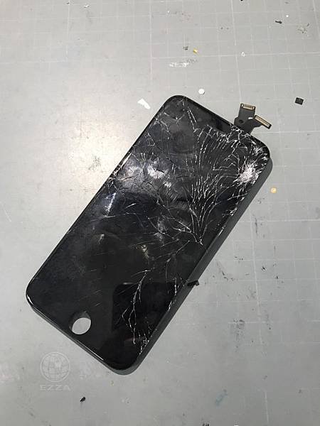 IPHONE6面板慘破不堪