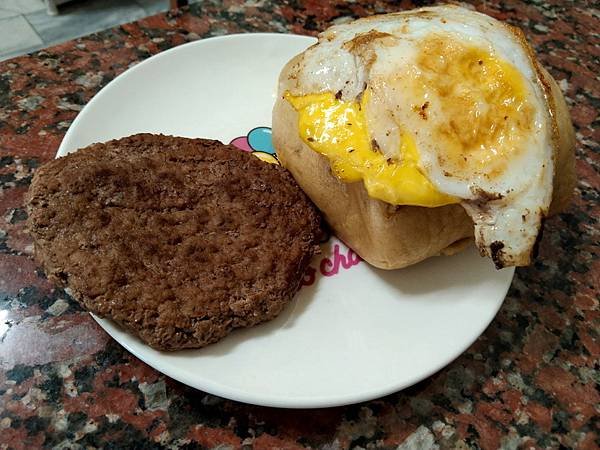 饅頭加蛋 牛肉漢堡片.jpg