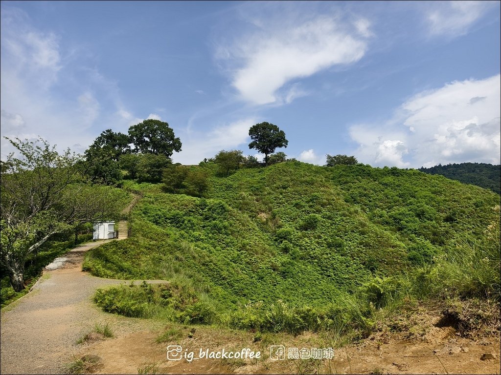 《遊》【奈良】盛夏頂著烈日爬上「若草山山頂」，大汗淋漓吹著涼