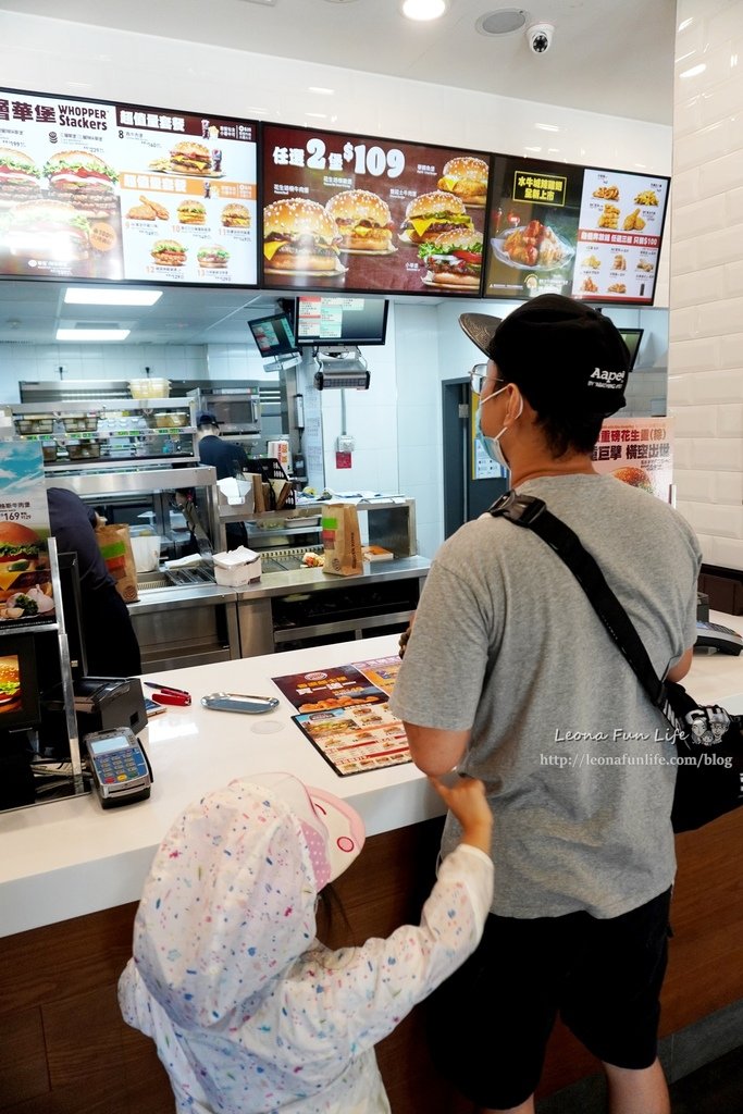 限時優惠漢堡王BurgerKing牛肉漢堡、雞塊買一送一，還有肉肉控最愛的超級重磅四層牛肉花生粽(重)喔!!DSC01619.JPG