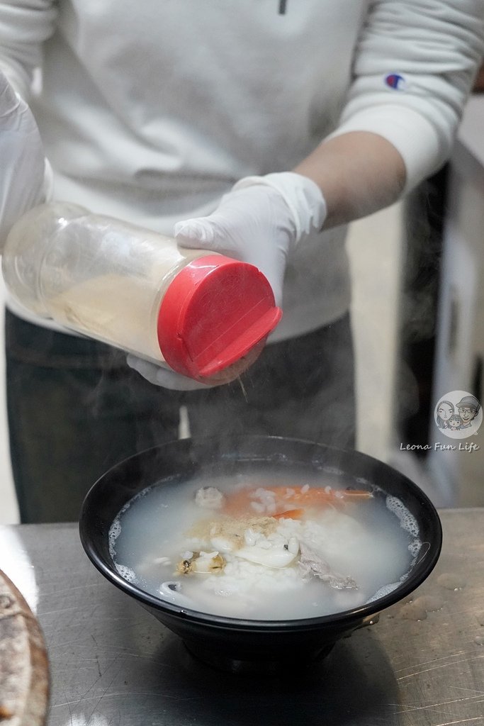 台中九號夜市味館推出了巨無霸大碗公爆料海鮮粥DSC08805.JPG