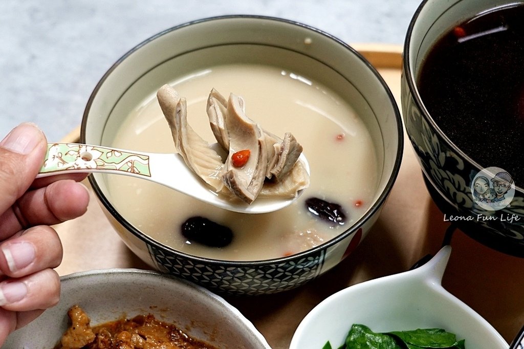 團購宅配美食森御鮮黑蒜頭雞湯胡椒豬肚雞湯DSC03035.JPG