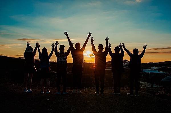 people-silhouette-during-sunset-853168.jpg