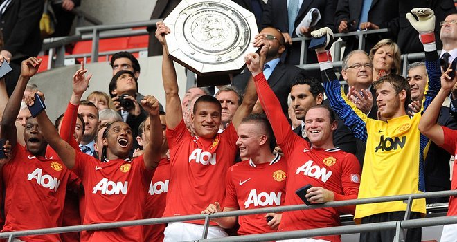 nemanja-vidic-lifts-community-shield_2632757.jpg