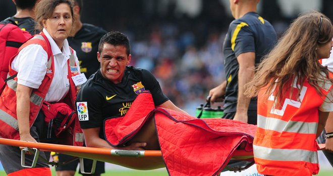 Alexis-Sanches-stretcher_2649470.jpg