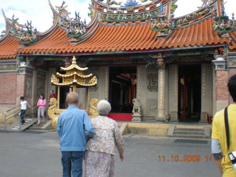 2009.10.11-03帶外婆外公去義民廟走走