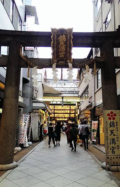 27.錦天滿宮(沒入兩邊店家的石製鳥居)，錦天滿宮是求知識與學問的，主要祭祀「菅原道真」，他是日本的學問之神.jpg