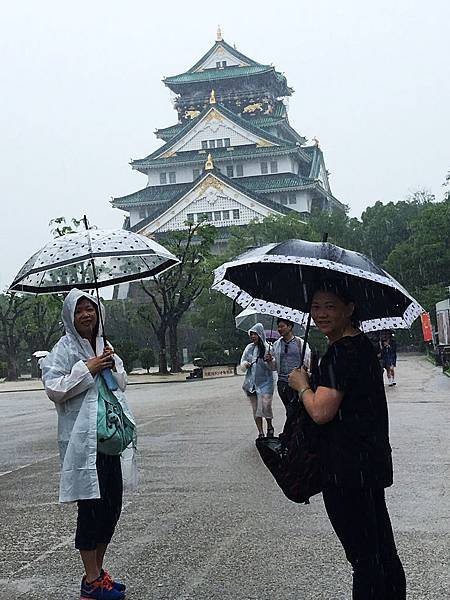 19.雨中的大阪城.jpg