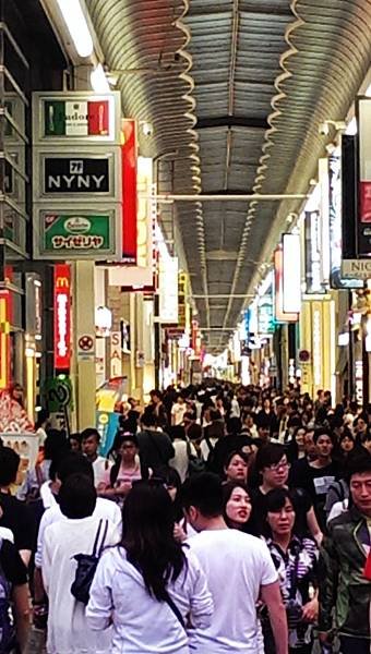 60.日本商店街真是下雨天的好去處，加入敗家大軍.....jpeg