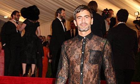 男士裸露才時尚？Marc-Jacobs-穿黑色喱士裙現身_new_celeb_img_665_400_nobg