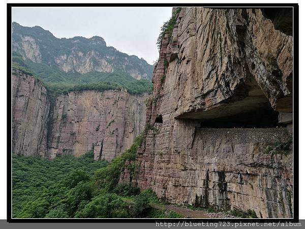 河南輝縣《萬仙山景區》絕壁長廊6.jpg