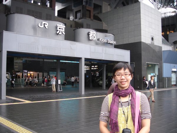 6.2京都駅前(果然今天有些飄雨).JPG