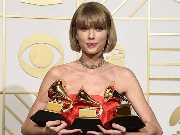 Taylor-Swift-awards-AP