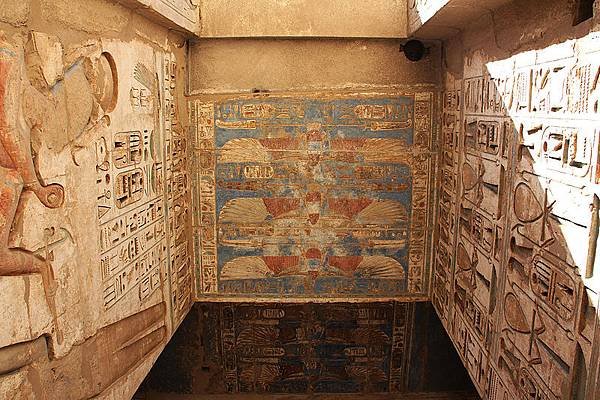 Medinet_Habu_TempleCeiling.jpg