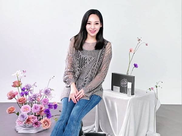 4圖說：融合花藝美學與天然花朵萃取精華，玫瑰沁顏水讓肌膚綻放自然光采。（圖／安蘿公司）.jpg