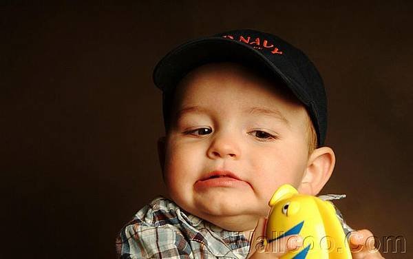 %5Bwallcoo_com%5D_Baby_Photography_of_A_boy_playing_toy_fish_ISPC006046.jpg