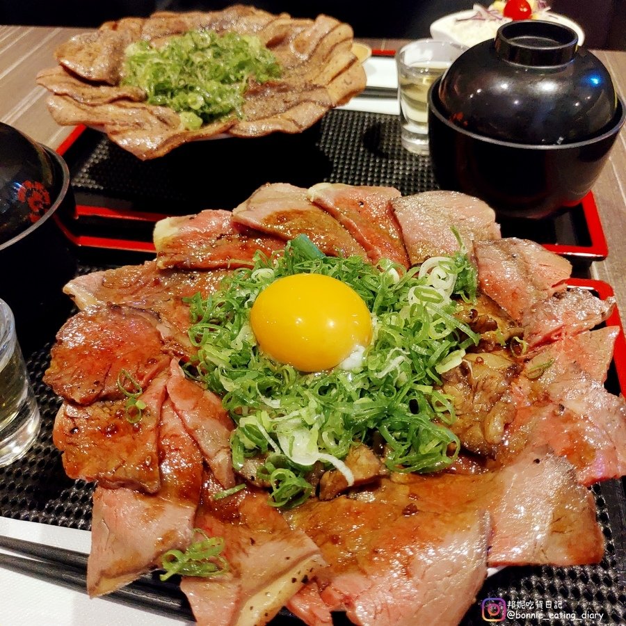 丼fun炙燒玫瑰丼，滿滿的燒肉蓋滿整碗飯，上面還有蔥花跟生蛋