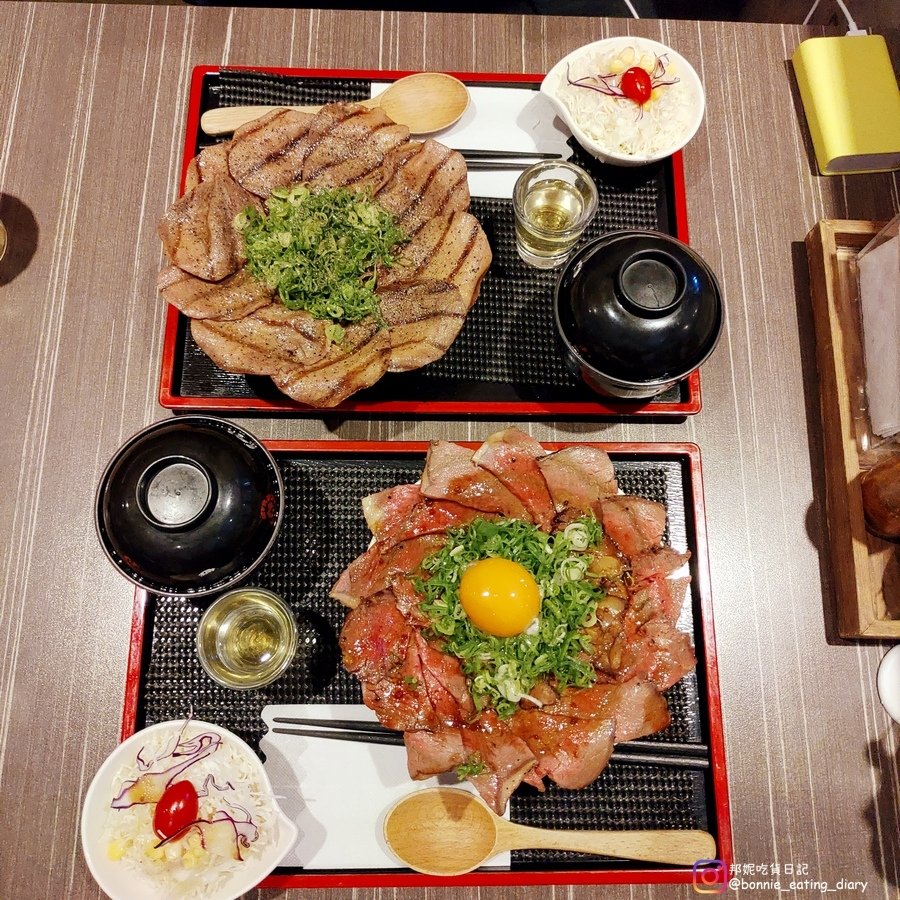 丼fun炙燒薔薇丼跟鹽蔥牛舌丼，肉都多盜蓋滿整碗飯