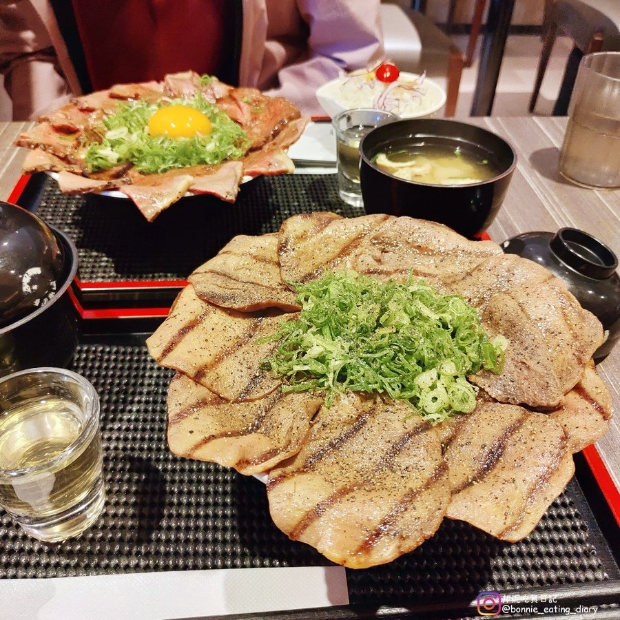 丼fun鹽蔥牛舌丼，牛舌一樣很多，但牛舌好鹽而且筋好多