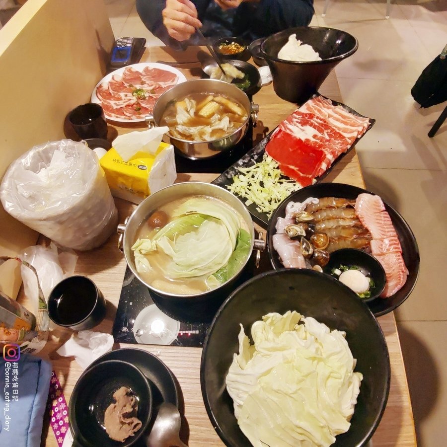 桌面空間略小，上菜後會幾乎沒有空間